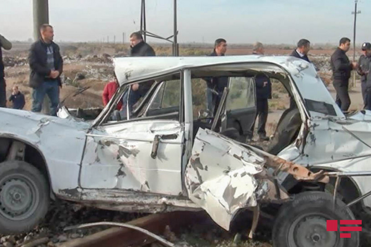 В Гяндже вагон врезался в автомобиль, есть пострадавший